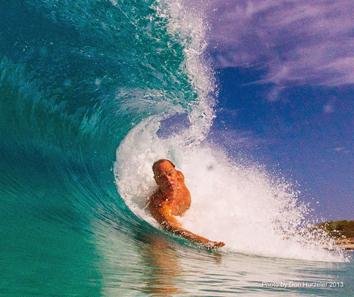 Bodysurfeur dirigeant sa glisse avec la main