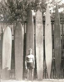 Tom Blake posant avec ses planches